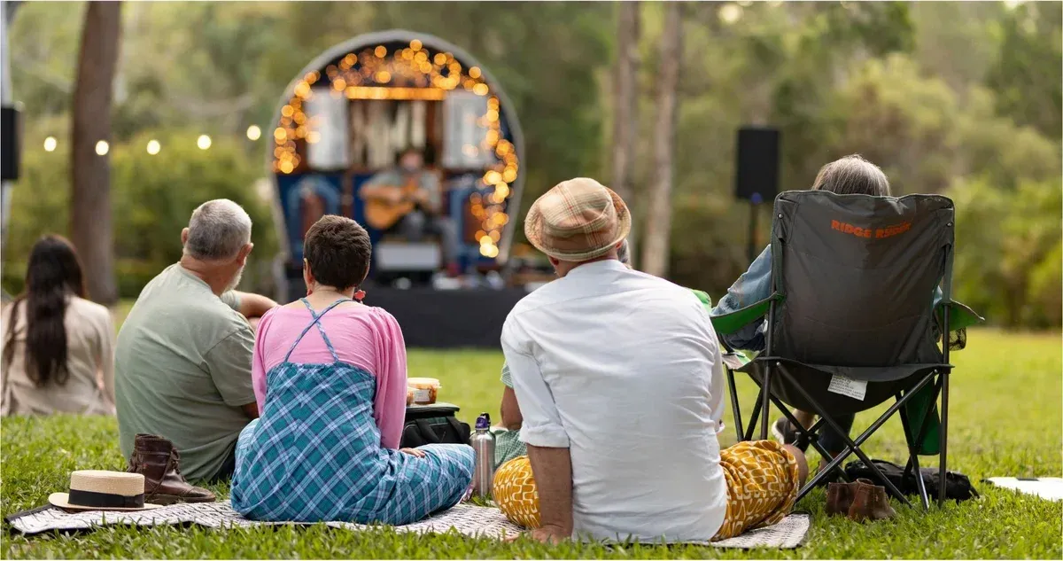 people having a picnic in the botanic gardens