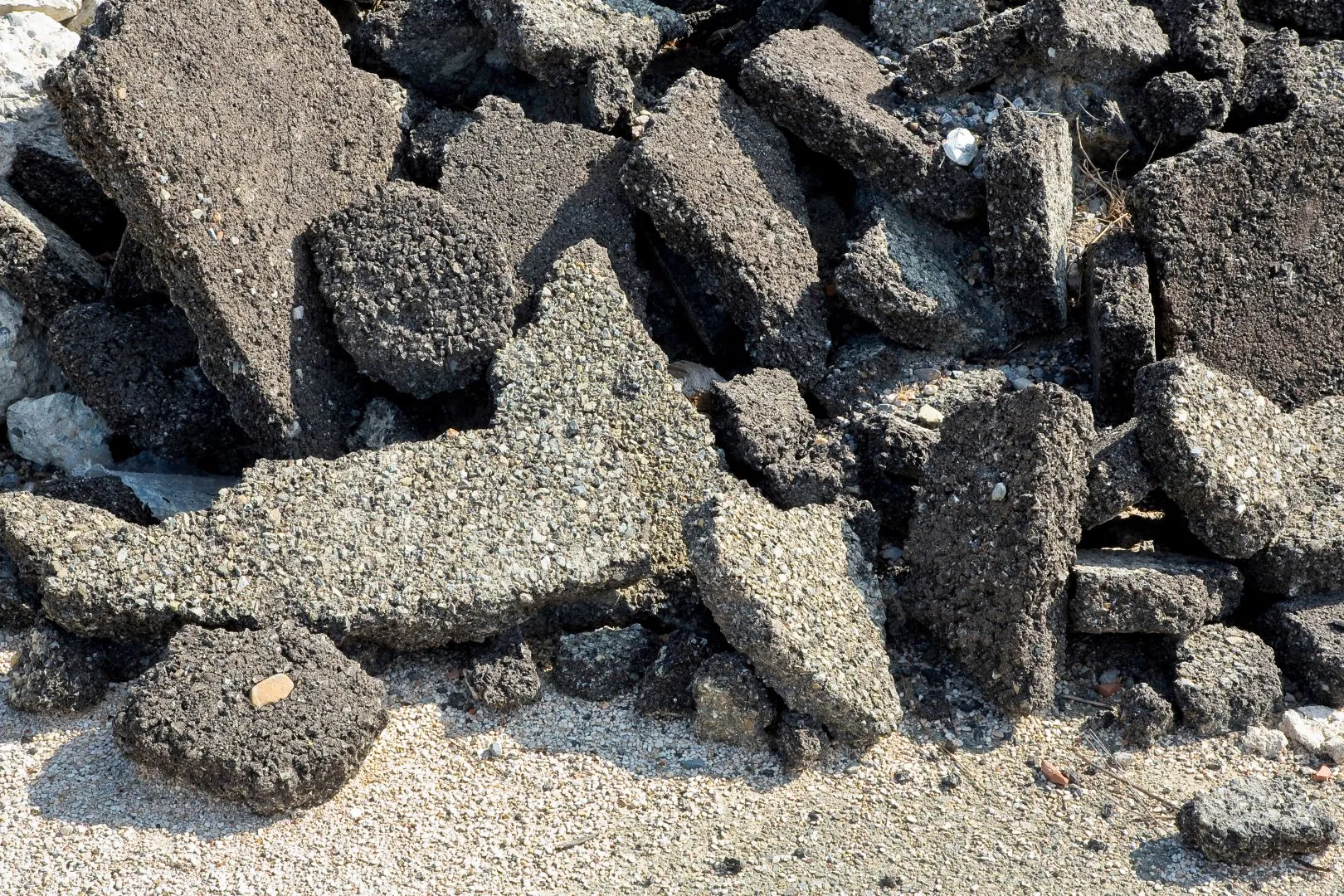 Large and small pieces of broken bitumen.